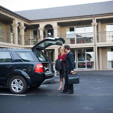 موتيل كريستتشيرش ساليرنو موتيل أبارتمنتس المظهر الخارجي الصورة A hotel porter assisting a guest
