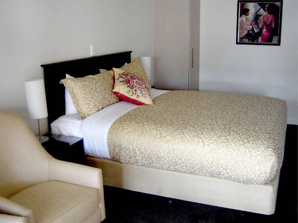 موتيل كريستتشيرش ساليرنو موتيل أبارتمنتس المظهر الخارجي الصورة A bed