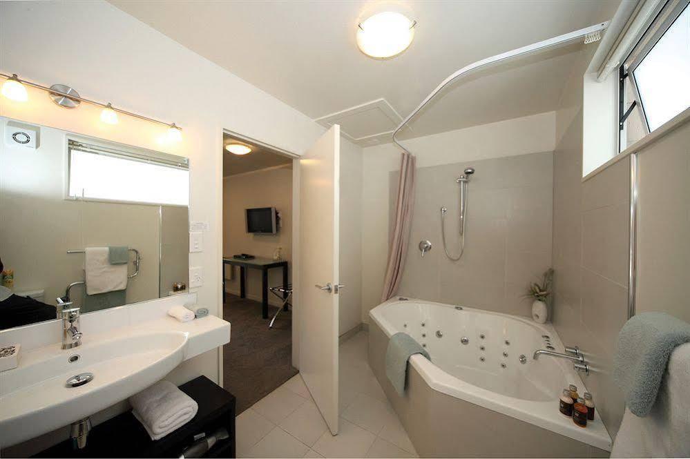 موتيل كريستتشيرش ساليرنو موتيل أبارتمنتس المظهر الخارجي الصورة A bathroom in a hotel