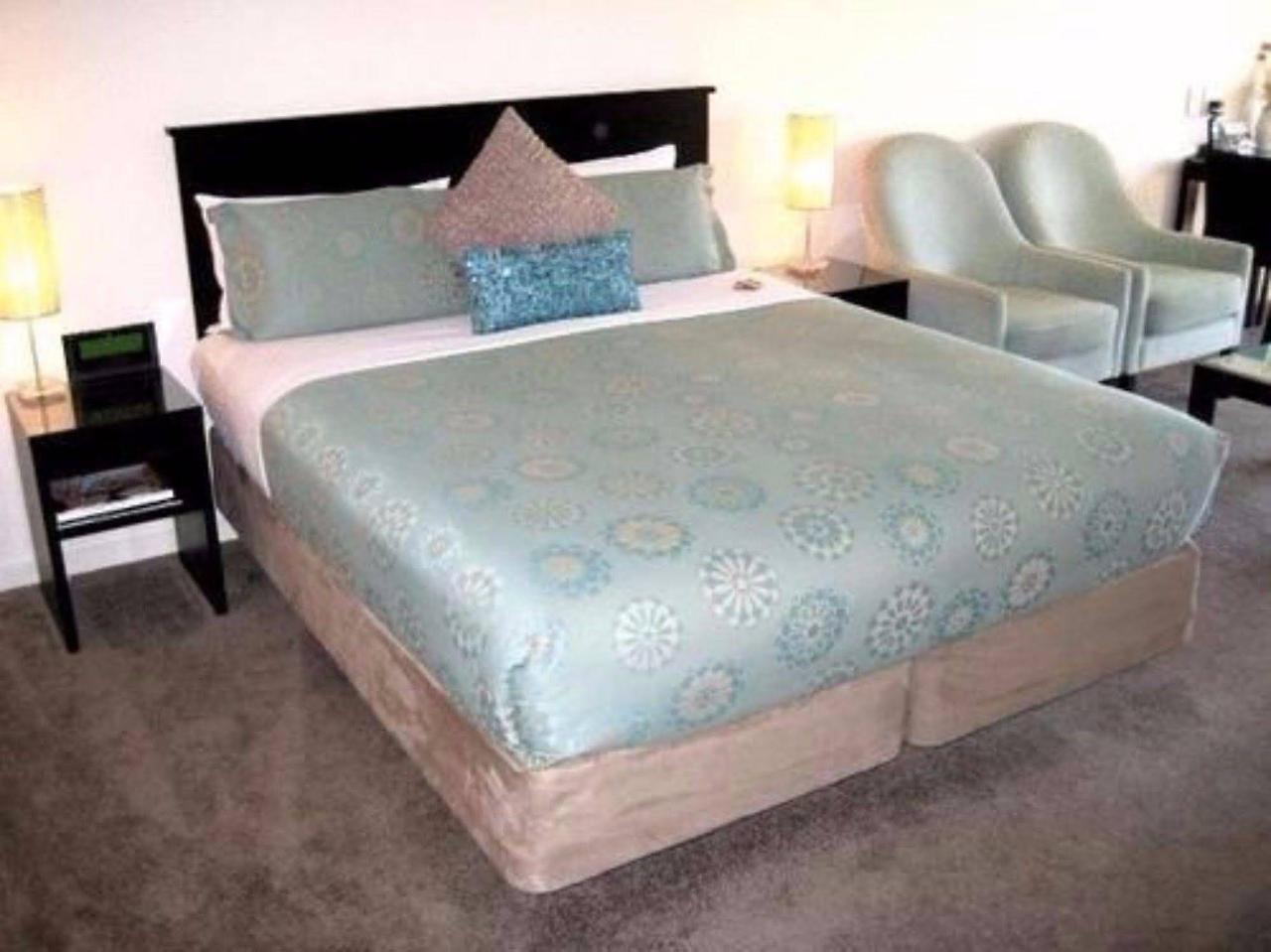 موتيل كريستتشيرش ساليرنو موتيل أبارتمنتس المظهر الخارجي الصورة A bed with a bed skirt