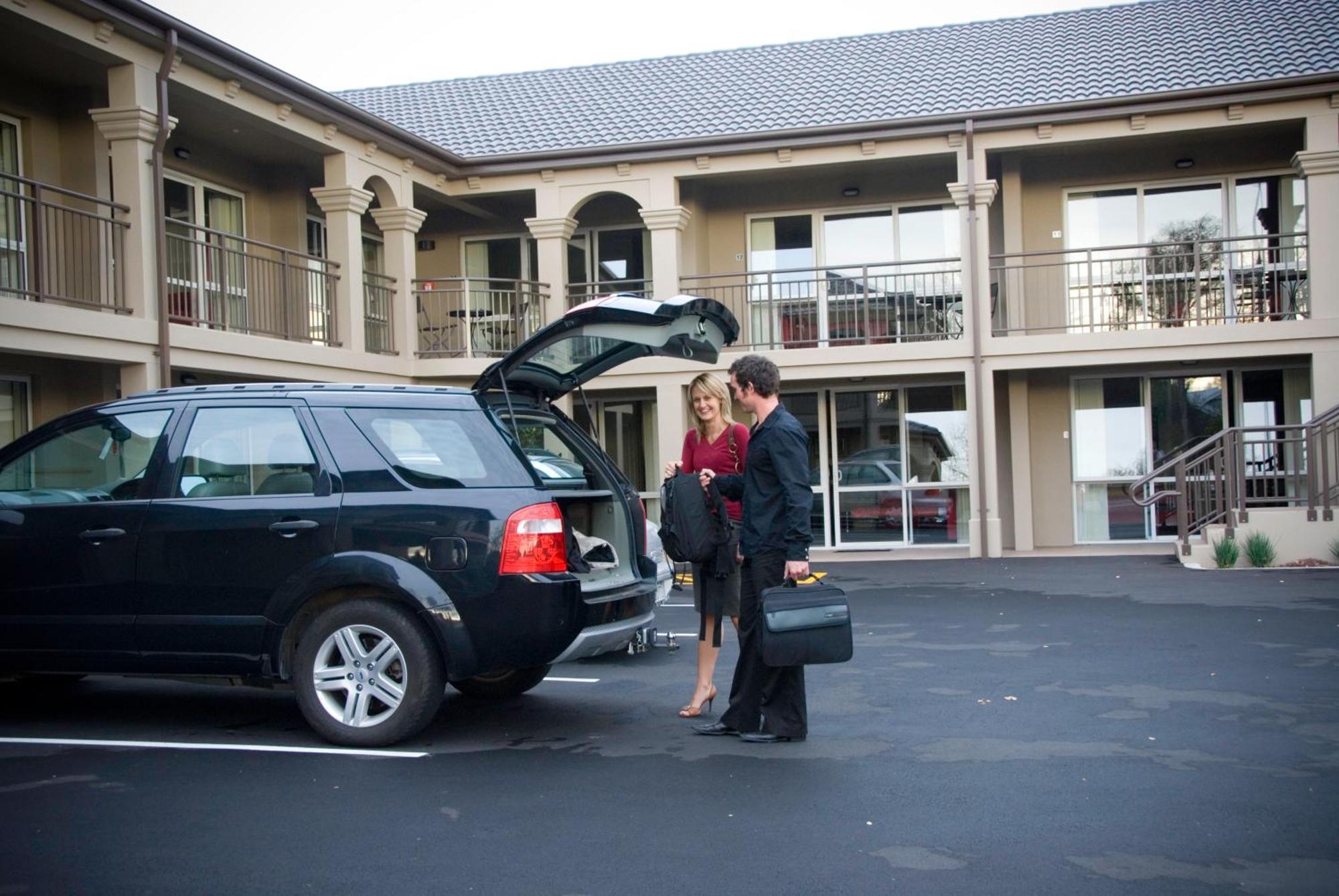 موتيل كريستتشيرش ساليرنو موتيل أبارتمنتس المظهر الخارجي الصورة A hotel porter assisting a guest