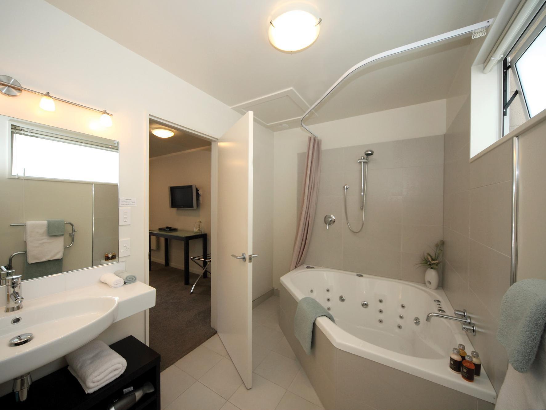 موتيل كريستتشيرش ساليرنو موتيل أبارتمنتس المظهر الخارجي الصورة A modern bathroom