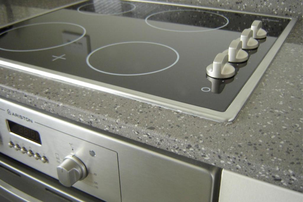 موتيل كريستتشيرش ساليرنو موتيل أبارتمنتس الغرفة الصورة A ceramic stovetop