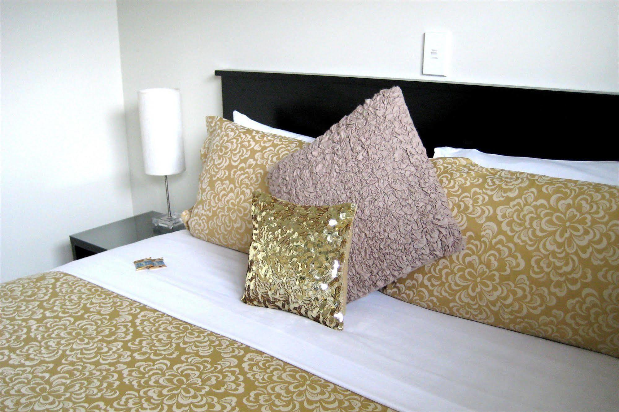 موتيل كريستتشيرش ساليرنو موتيل أبارتمنتس المظهر الخارجي الصورة Sequin pillows