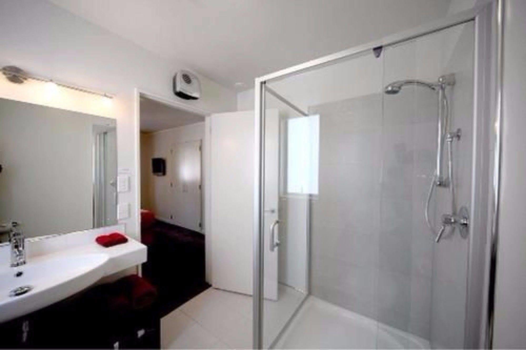 موتيل كريستتشيرش ساليرنو موتيل أبارتمنتس المظهر الخارجي الصورة A shower cubicle