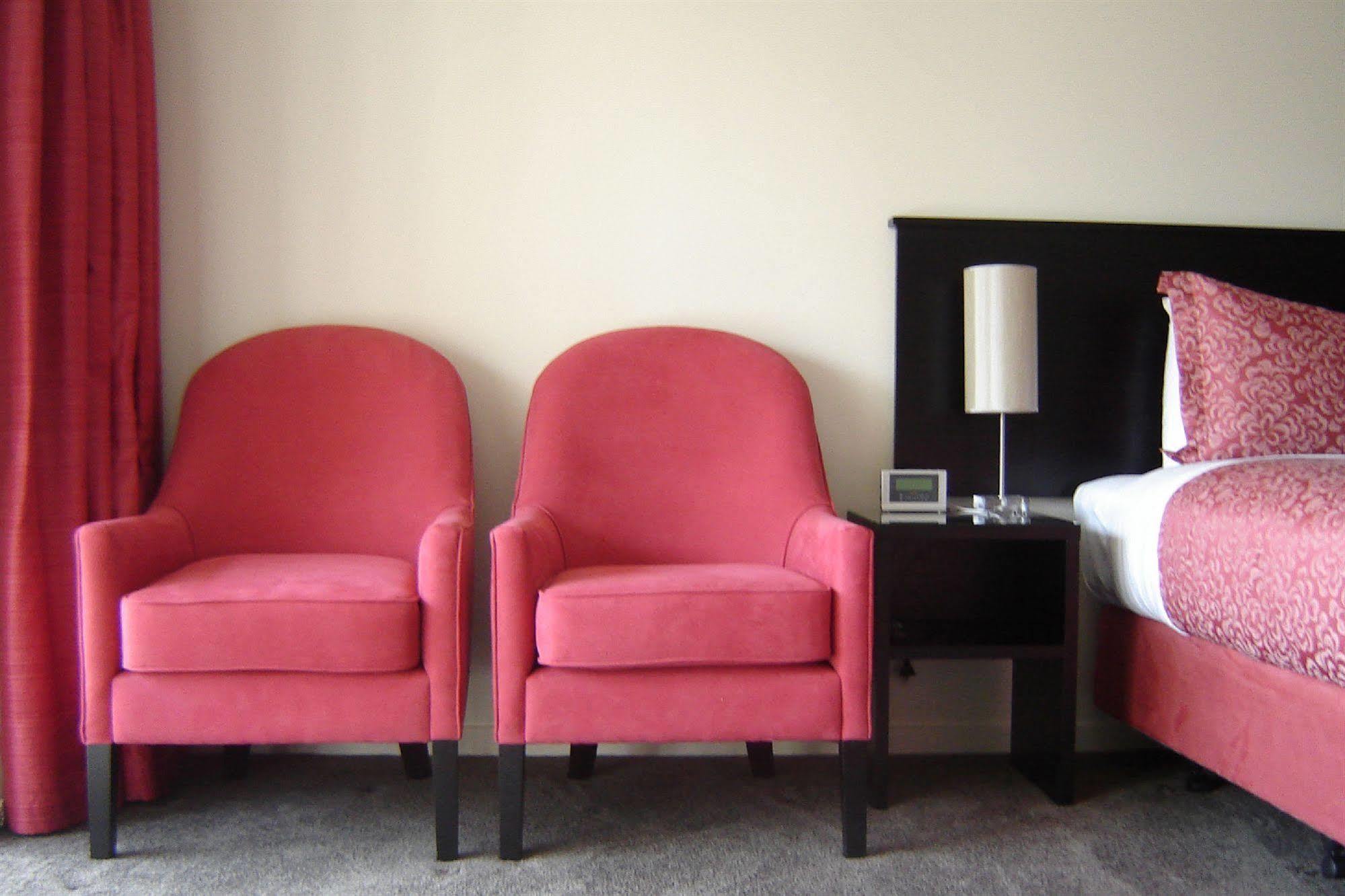 موتيل كريستتشيرش ساليرنو موتيل أبارتمنتس المظهر الخارجي الصورة A pair of club chairs