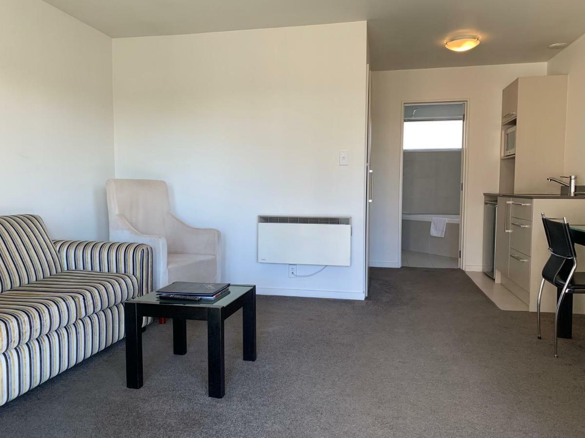 موتيل كريستتشيرش ساليرنو موتيل أبارتمنتس المظهر الخارجي الصورة A typical studio apartment