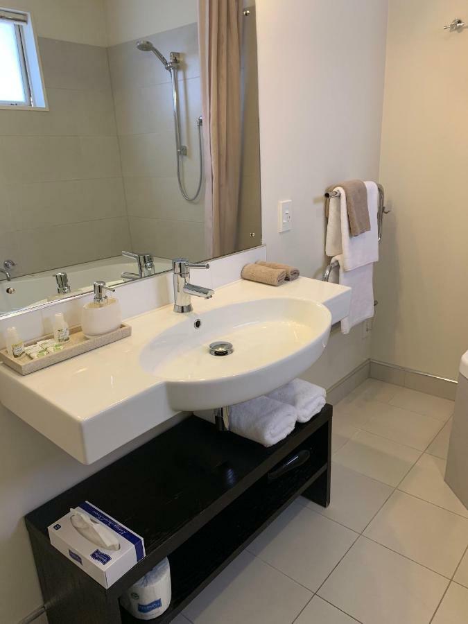 موتيل كريستتشيرش ساليرنو موتيل أبارتمنتس المظهر الخارجي الصورة Bathroom in a hotel