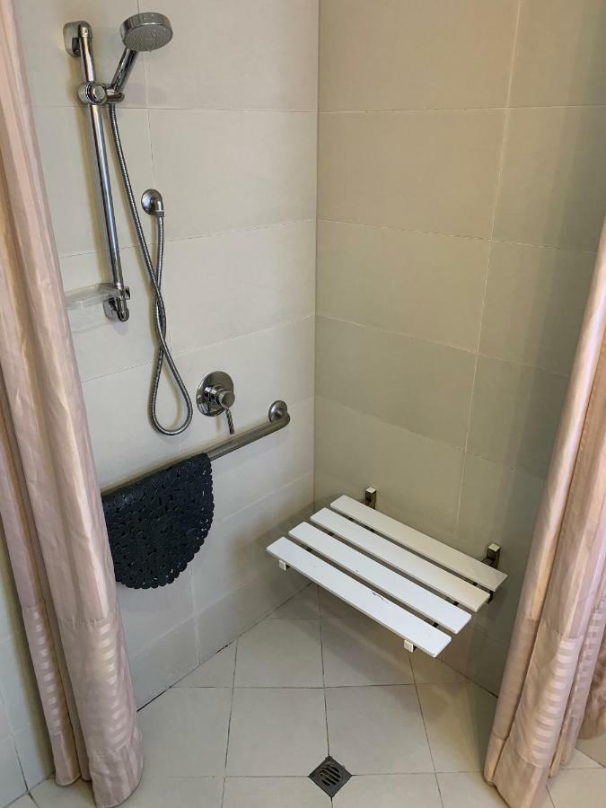 موتيل كريستتشيرش ساليرنو موتيل أبارتمنتس المظهر الخارجي الصورة Shower bench