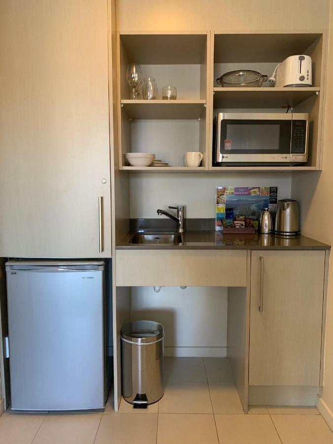 موتيل كريستتشيرش ساليرنو موتيل أبارتمنتس المظهر الخارجي الصورة A kitchenette in a hotel room