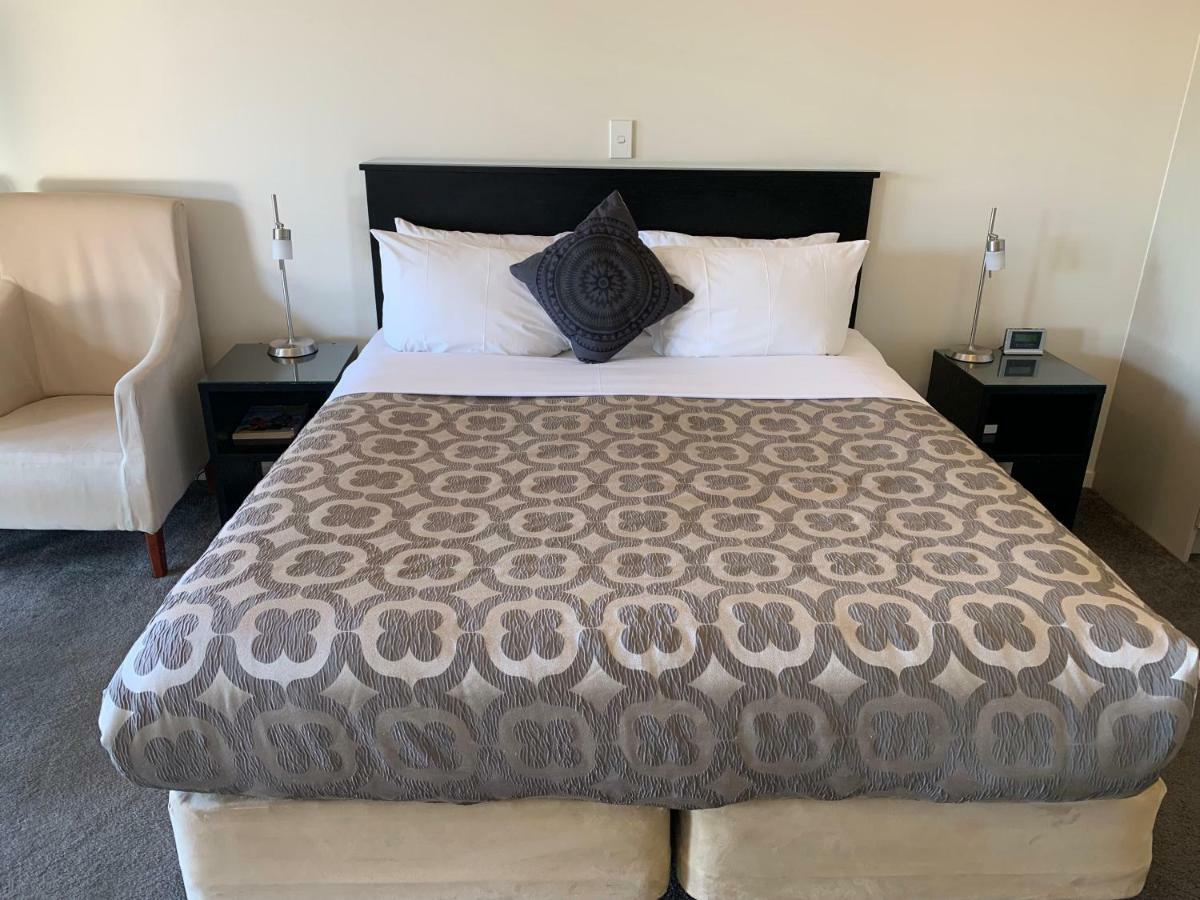 موتيل كريستتشيرش ساليرنو موتيل أبارتمنتس المظهر الخارجي الصورة A bed in a hotel room