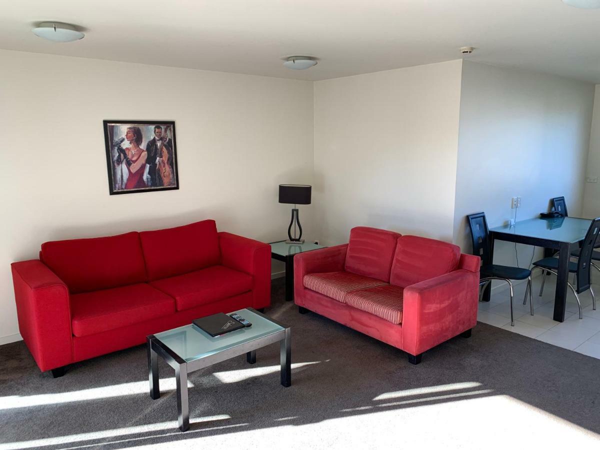 موتيل كريستتشيرش ساليرنو موتيل أبارتمنتس المظهر الخارجي الصورة Living room in a two-bedroom apartment