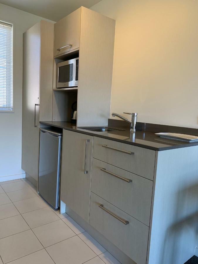 موتيل كريستتشيرش ساليرنو موتيل أبارتمنتس المظهر الخارجي الصورة A kitchenette in a hotel room