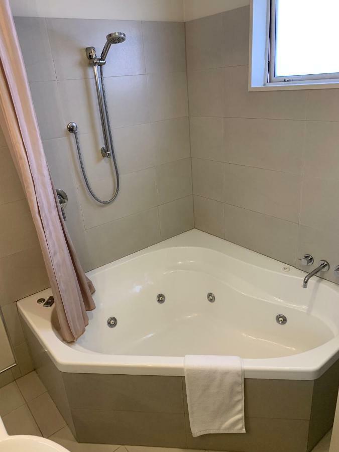 موتيل كريستتشيرش ساليرنو موتيل أبارتمنتس المظهر الخارجي الصورة A shower curtain in a bathtub